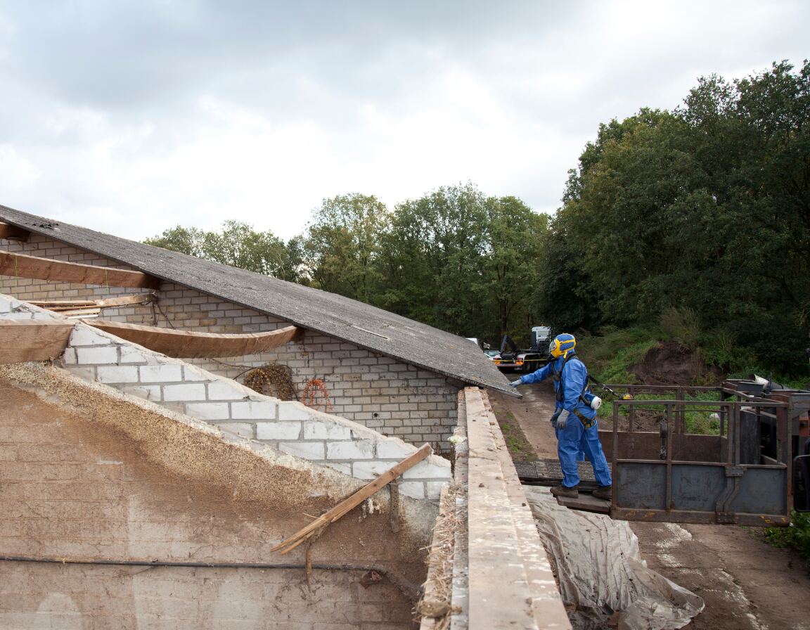 dustra-bau.at – Asbestzement-Dach (Eternit) an einem Altbau in Niederösterreich